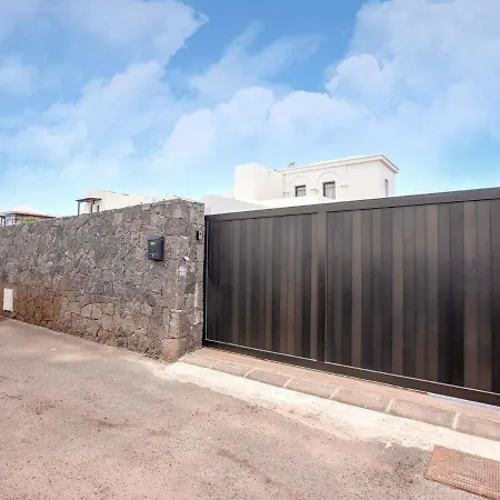 Majestic Holiday In Playa Blanca With Private Pool 度假居 *